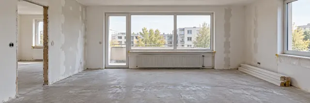 Beispielbild: Wohnraum in der Renovierung mit freigelegtem Estrich und ausgebesserten Wänden