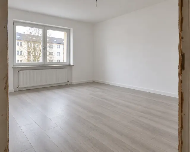 Beispielbild: derselbe Raum mit neuem hellem Vinylboden, glatten weißen Wänden und Sockelleisten