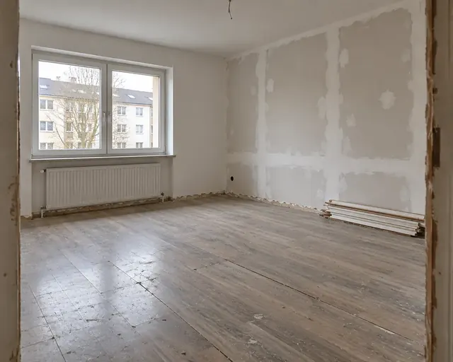 Beispielbild: Zimmer mit abgenutztem altem Bodenbelag und ausgebesserten Wänden